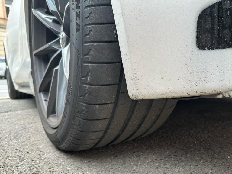 Novi modeli poletnih pnevmatik za leto 2024: ali je mogoče združiti majhen kotalni upor in dobro vodljivost?