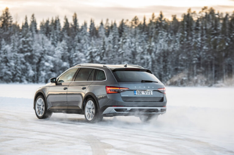 Die Reifentester je objavil prvi test zimskih pnevmatik sezone - 215/55 R17